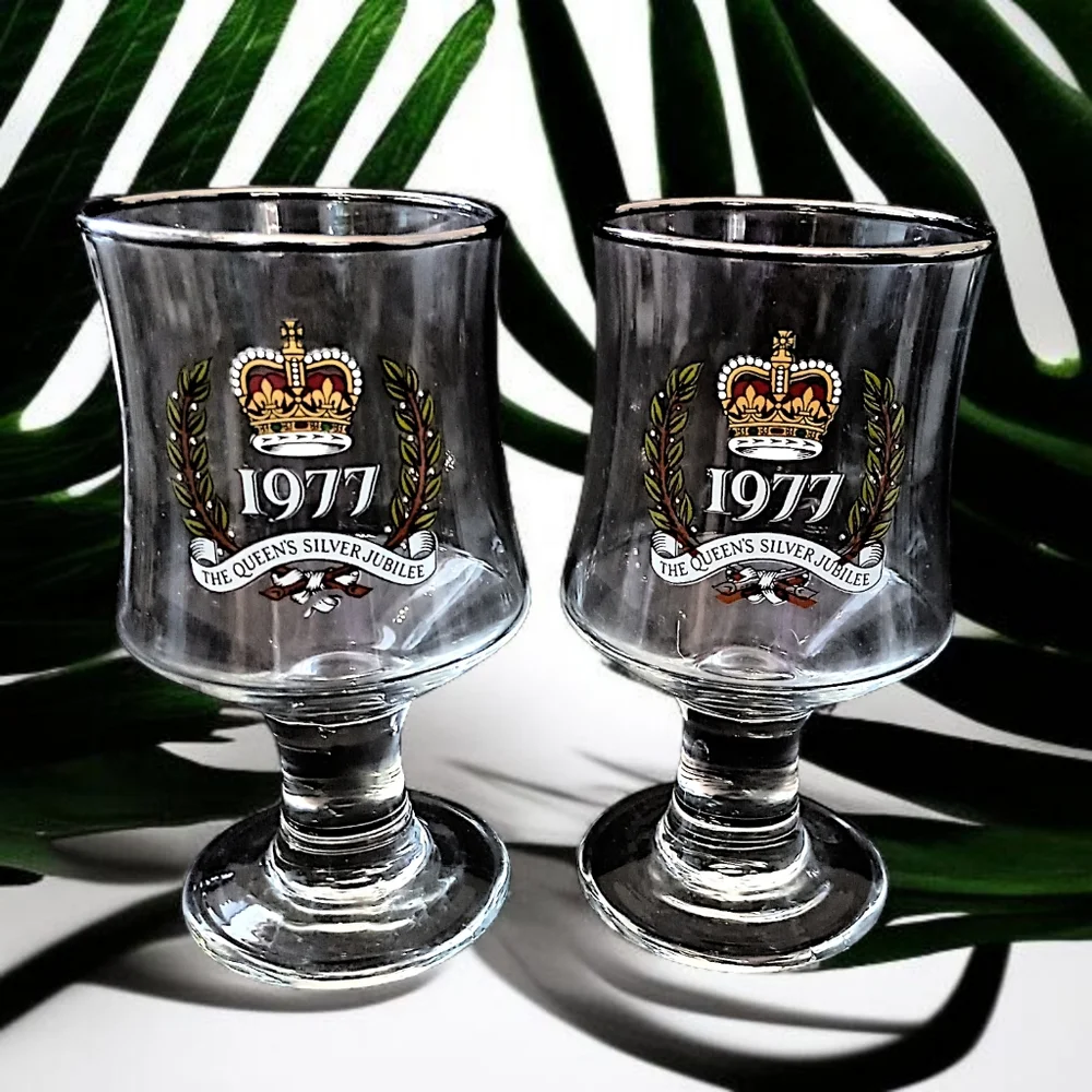 2 Queen Elizabeth II Silver Jubilee Coupe Glasses Wine‎ Cordial Souvenir Goblet